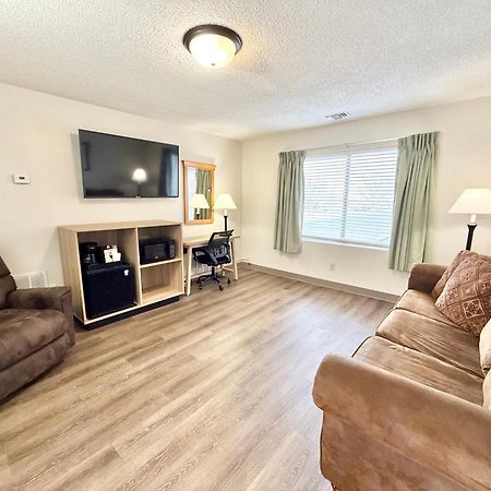 Super 8 By Wyndham Salina/Scenic Hills Area Hotel Buitenkant foto