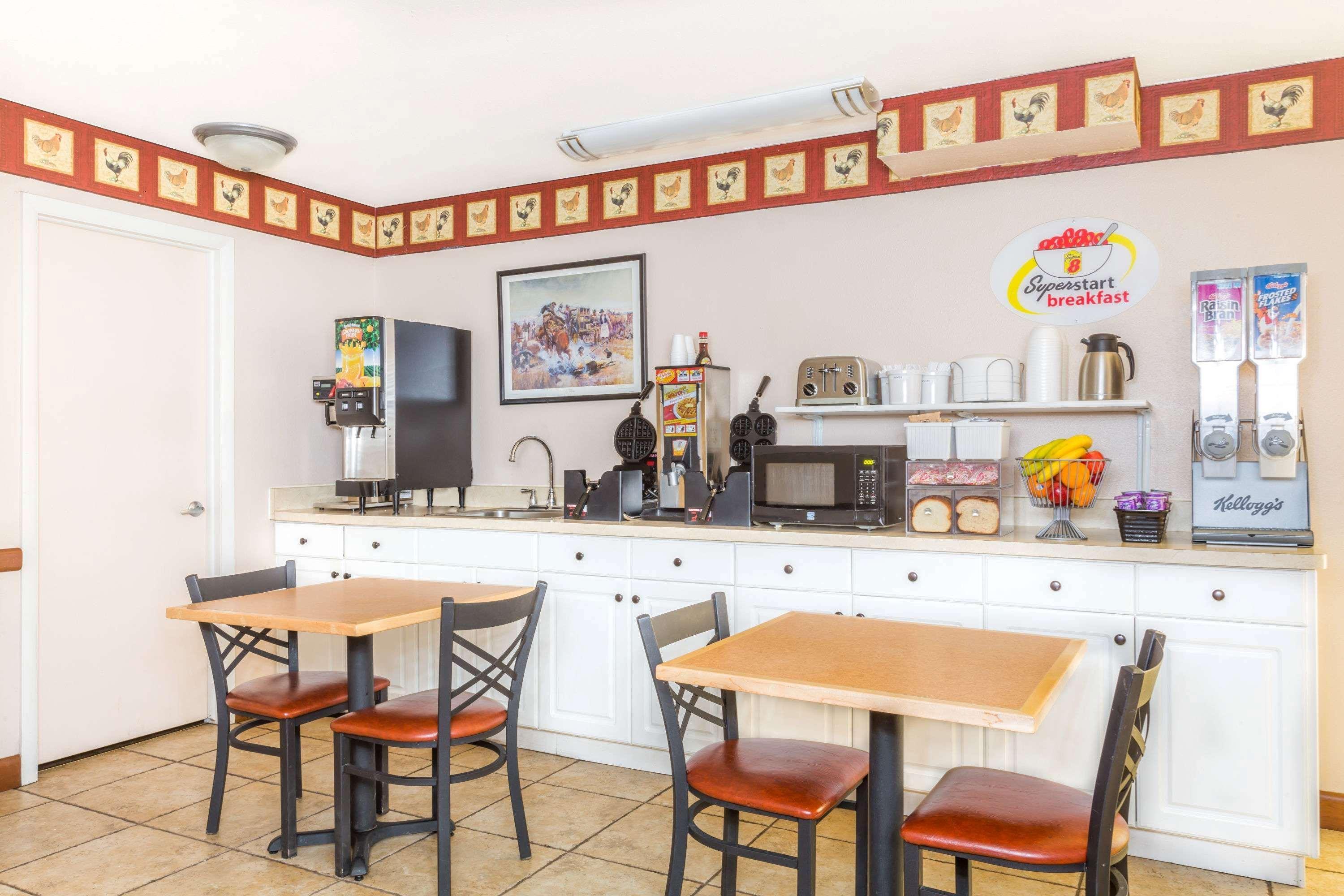 Super 8 By Wyndham Salina/Scenic Hills Area Hotel Buitenkant foto