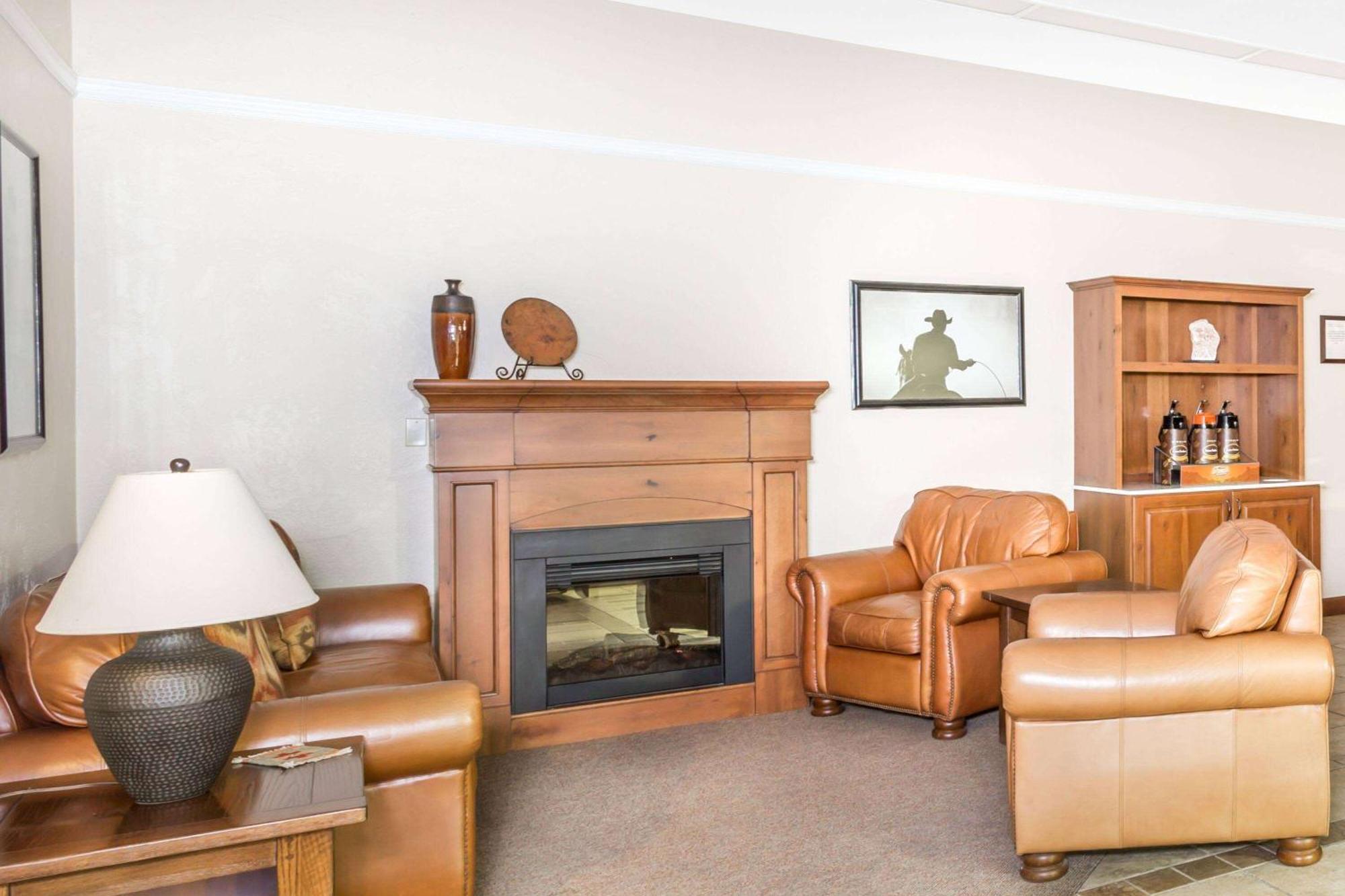 Super 8 By Wyndham Salina/Scenic Hills Area Hotel Buitenkant foto