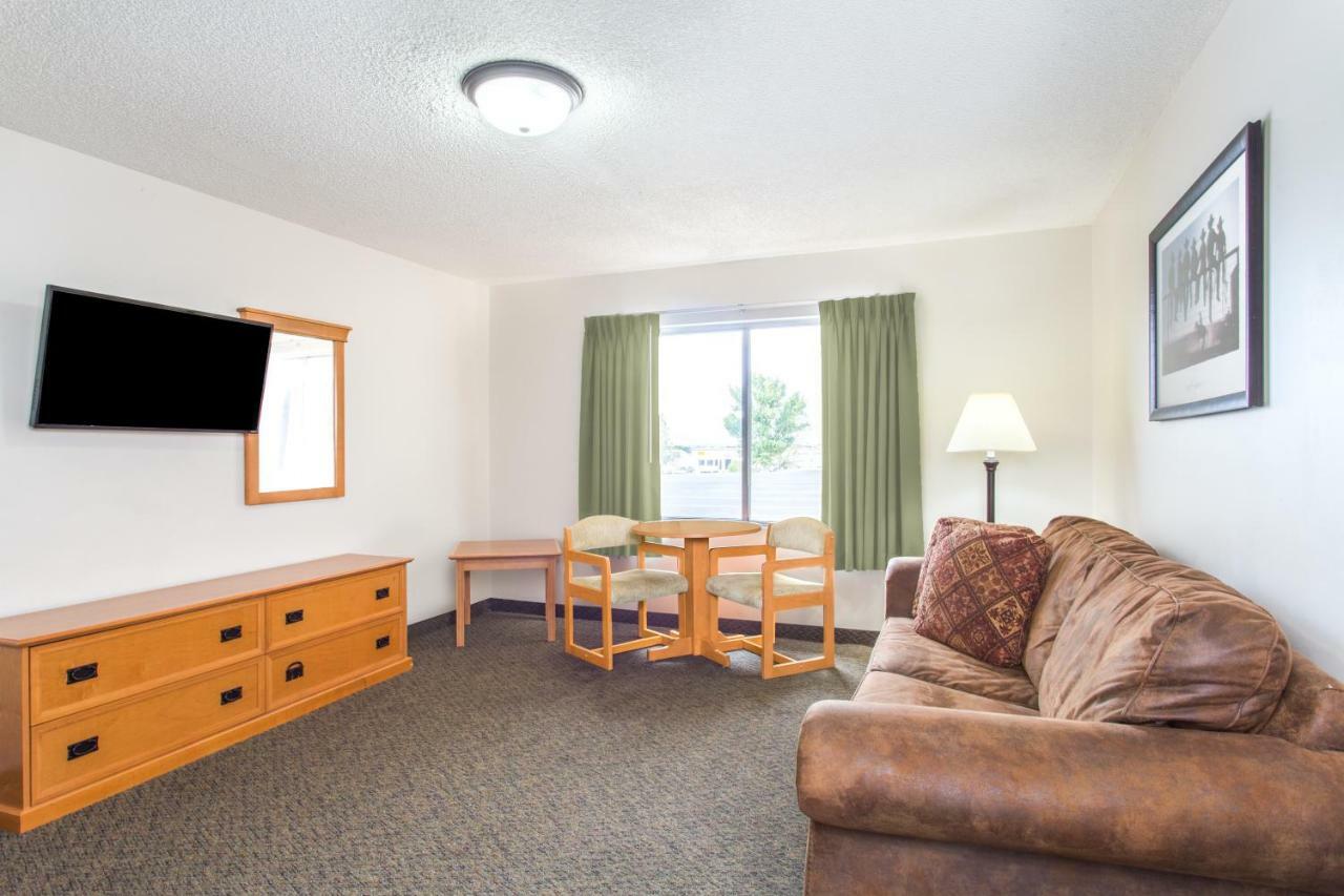 Super 8 By Wyndham Salina/Scenic Hills Area Hotel Buitenkant foto